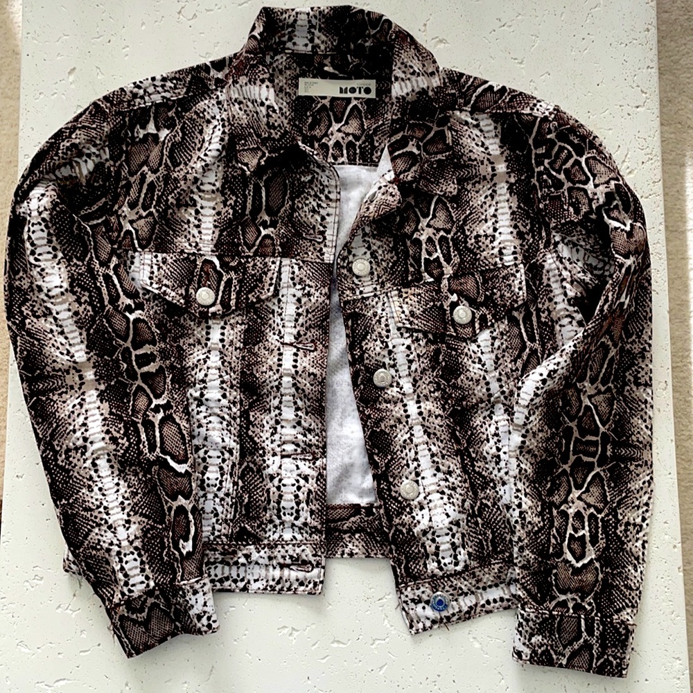 TOPSHOP MOTO US 2 patterned soft denim jacket that fits perfectly to the hips